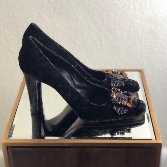 Le Silla 1970's-Style Pumps - Picture 1 of 2